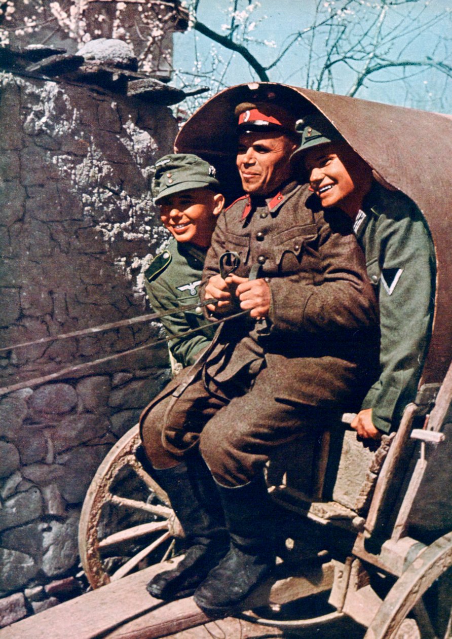 قوات جبال الألب الألمانية في عربة مع جندي بلغاري ، وادي ستروما ، بلغاريا ، 1941 بواسطة غير معروف
