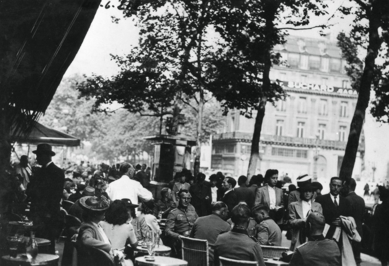 ضباط الجيش الألماني يسترخون خارج مقهى de la Paix ، باريس ، يونيو 1940 بواسطة غير معروف