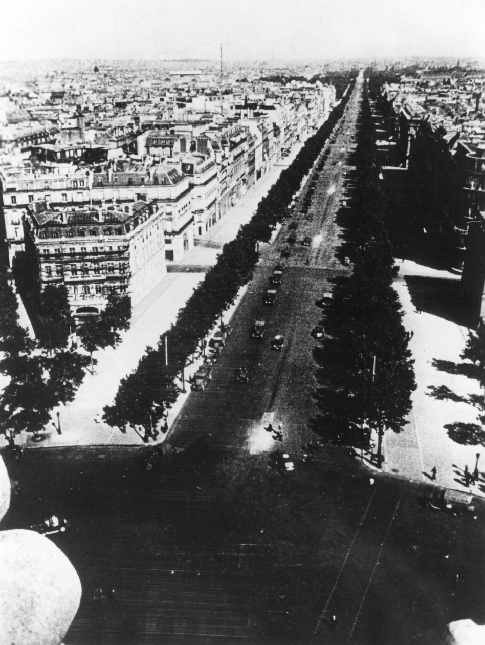 عرض القوات الألمانية على طول شارع الشانزليزيه ، باريس ، 14 يونيو 1940 بواسطة غير معروف