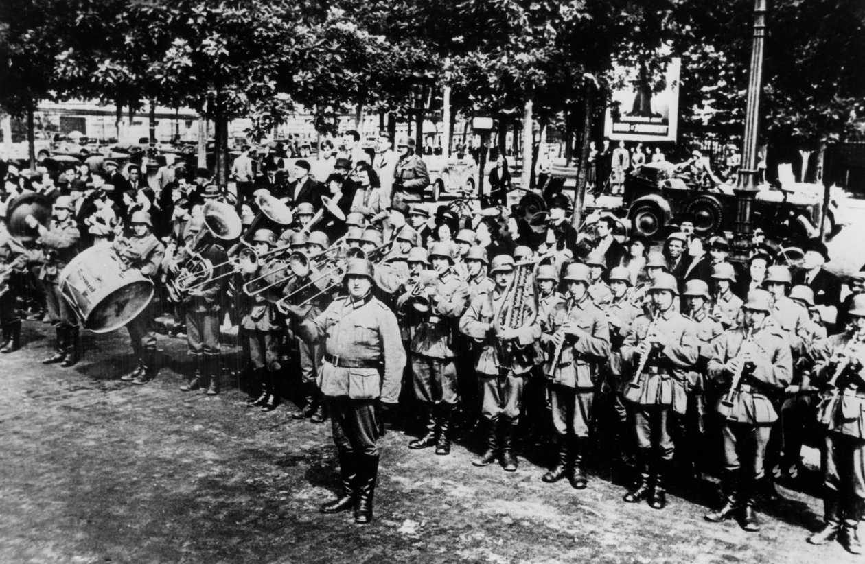الفرقة العسكرية الألمانية في موكب ساحة Place de lEtoile ، باريس ، يونيو 1940 بواسطة غير معروف