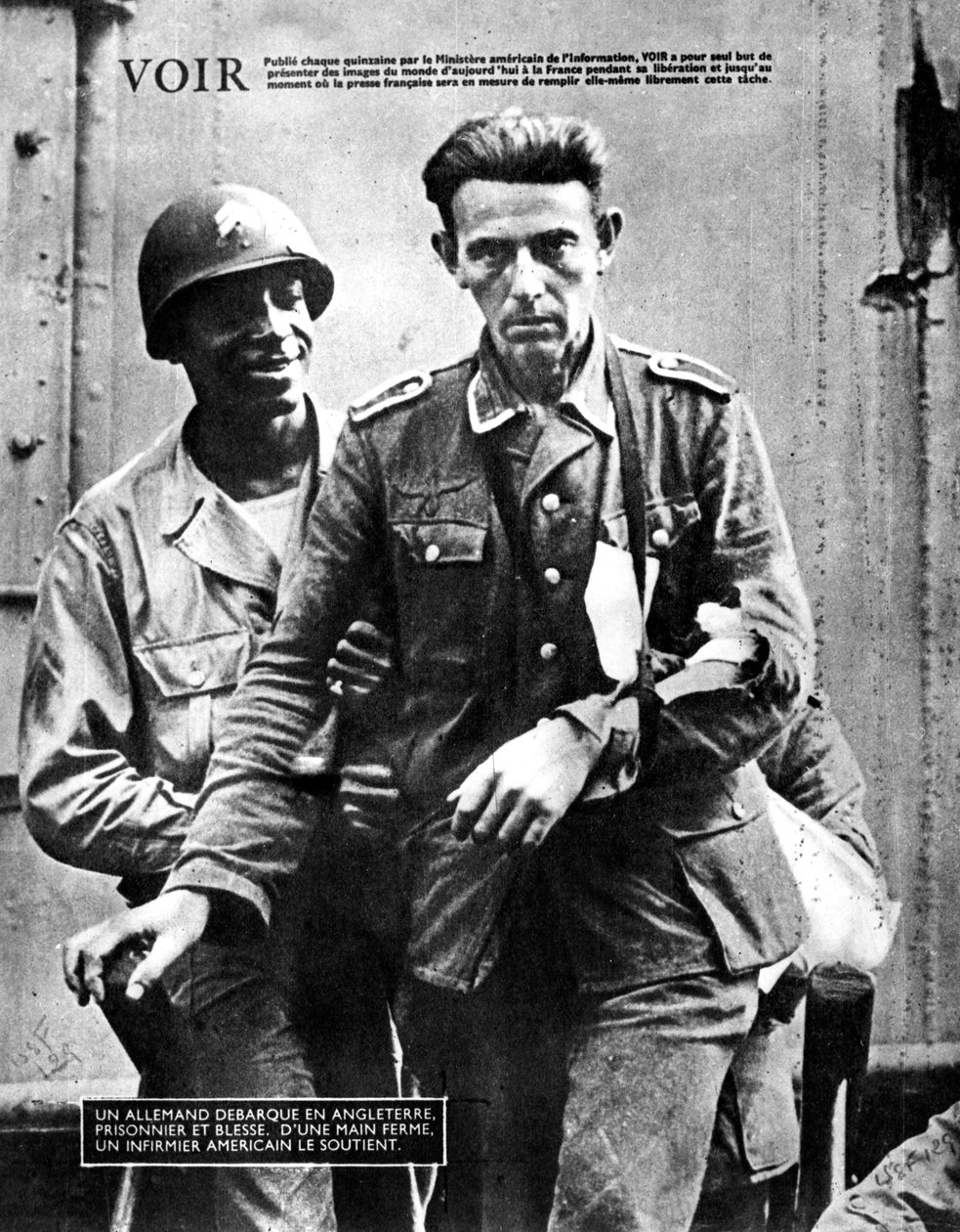 أسير حرب ألماني وصل إلى إنجلترا ، برفقة جندي أمريكي ، 1944 بواسطة غير معروف