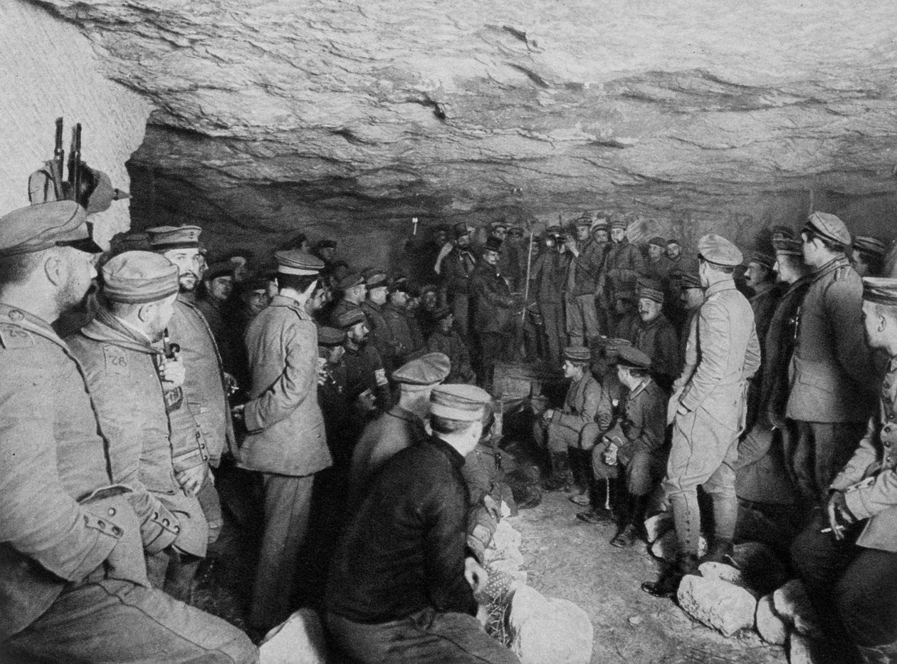 جنود ألمان في حفلة موسيقية في كهف ، فرنسا ، الحرب العالمية الأولى ، 1915 بواسطة غير معروف