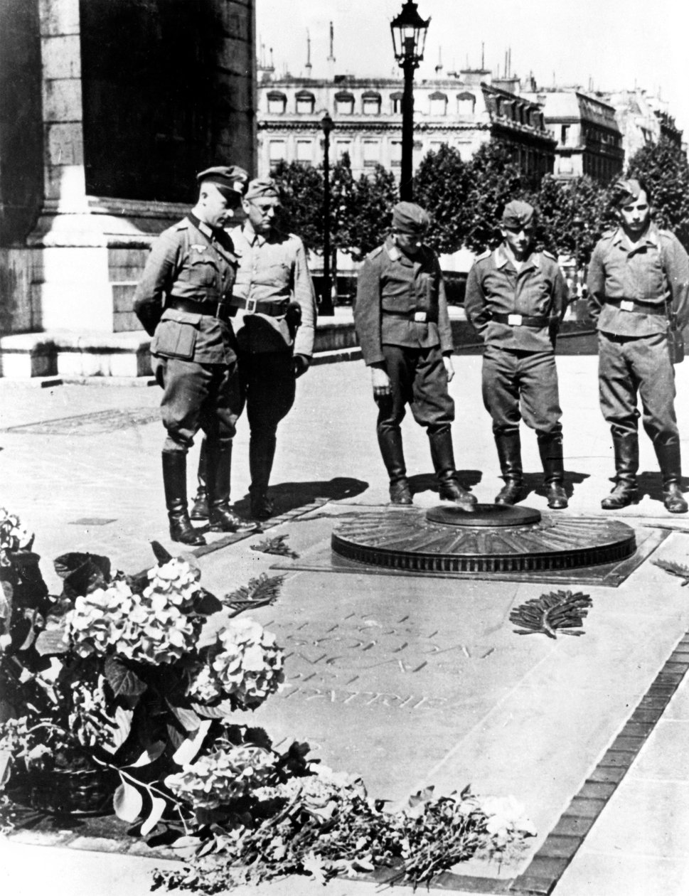 الجنود الألمان في قبر الجندي المجهول في قوس النصر ، باريس ، ديسمبر 1940 بواسطة غير معروف