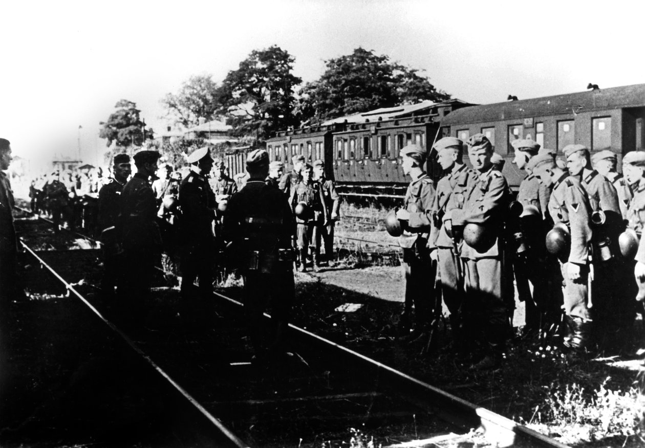 جنود ألمان ينتظرون النقل في محطة للسكك الحديدية في ضواحي باريس ، أغسطس 1940 بواسطة غير معروف