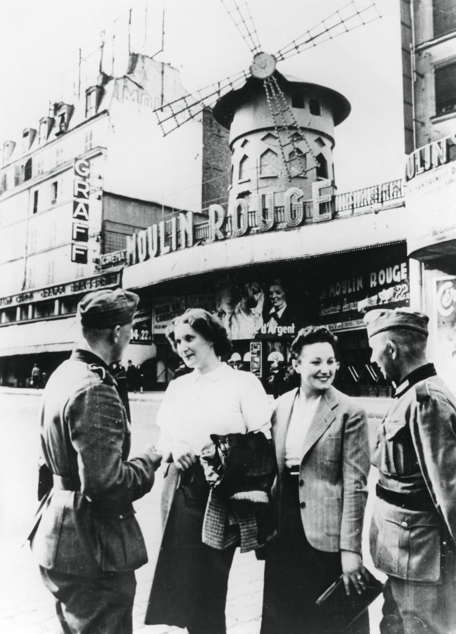 الجنود الألمان يتحدثون مع النساء الفرنسيات خارج مولان روج ، باريس المحتلة ، يونيو 1940 بواسطة غير معروف