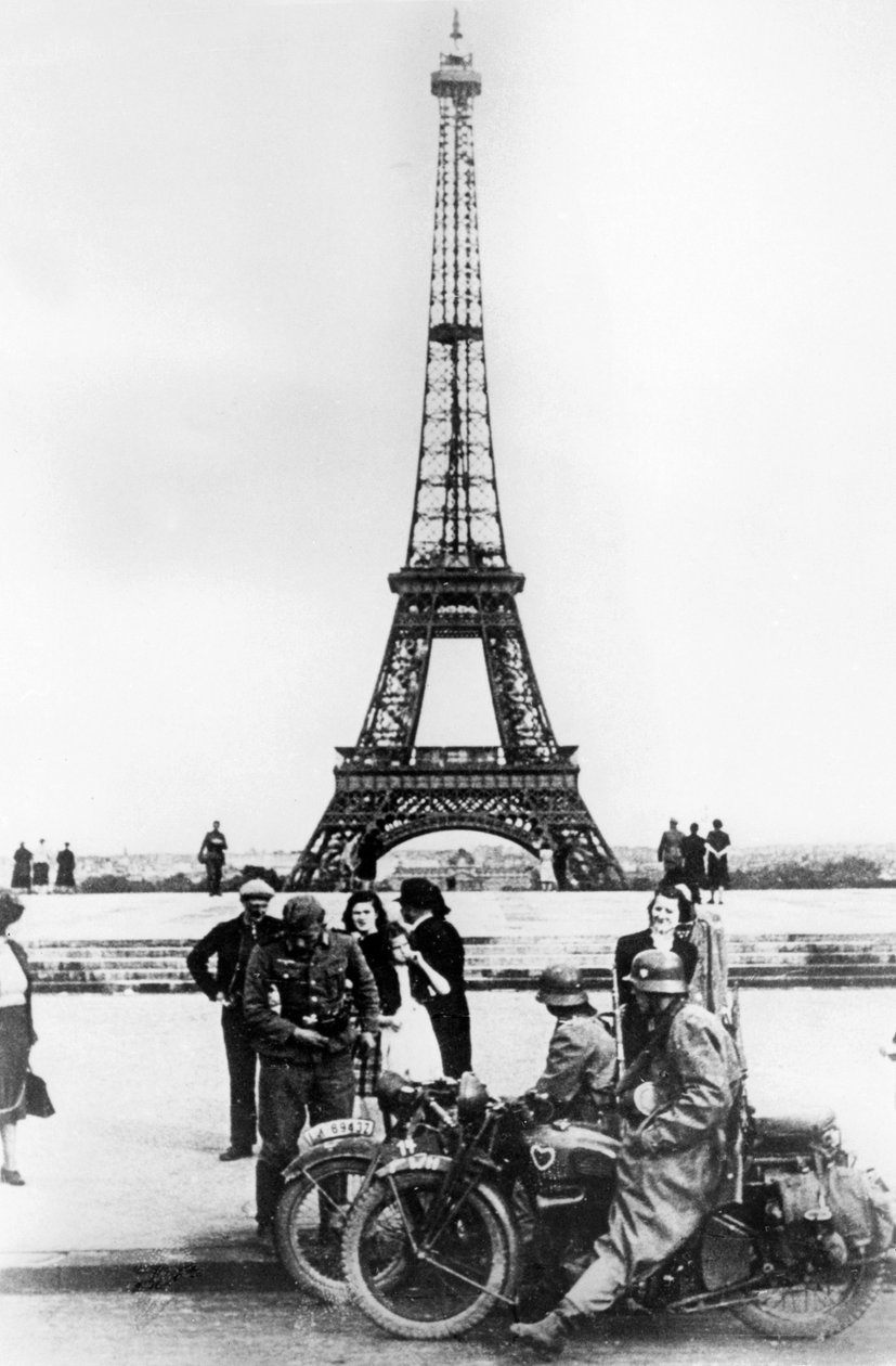 الجنود الألمان أمام برج إيفل ، باريس ، 1940 بواسطة غير معروف