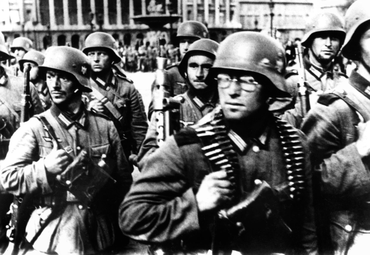 جنود ألمان يسيرون في باريس ، 14 يونيو 1940 بواسطة غير معروف