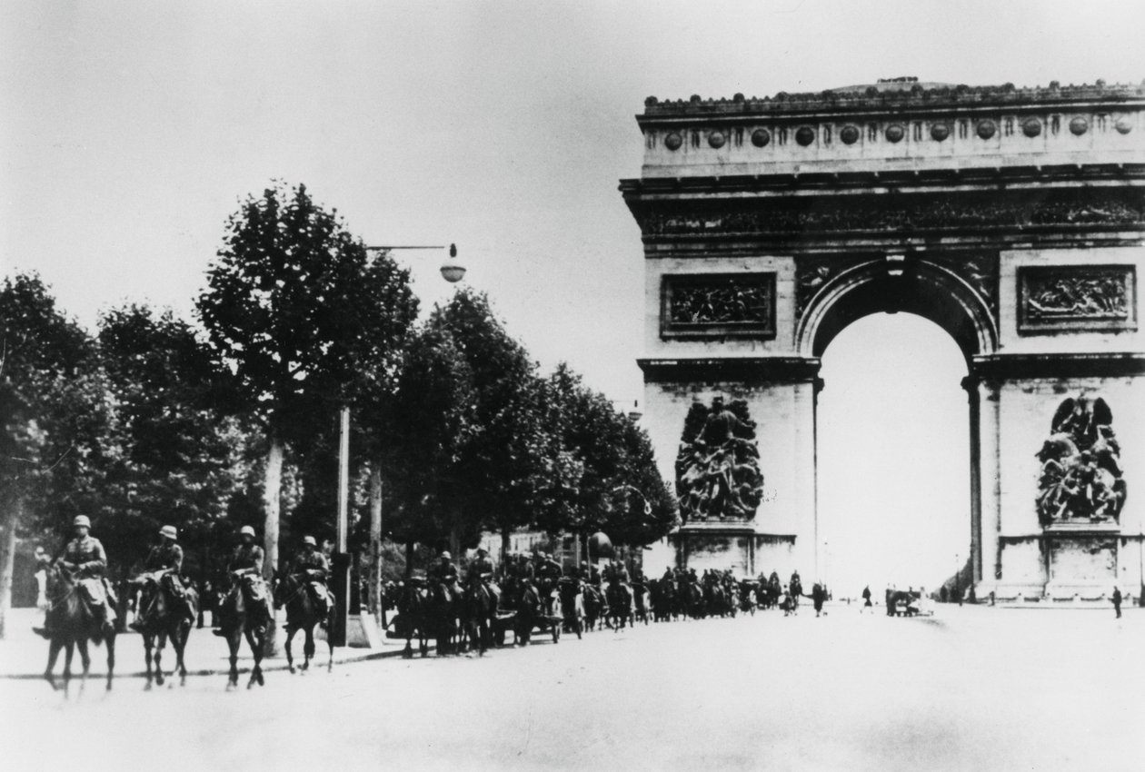 جنود ألمان يسيرون عبر باريس ، 14 يونيو 1940 بواسطة غير معروف