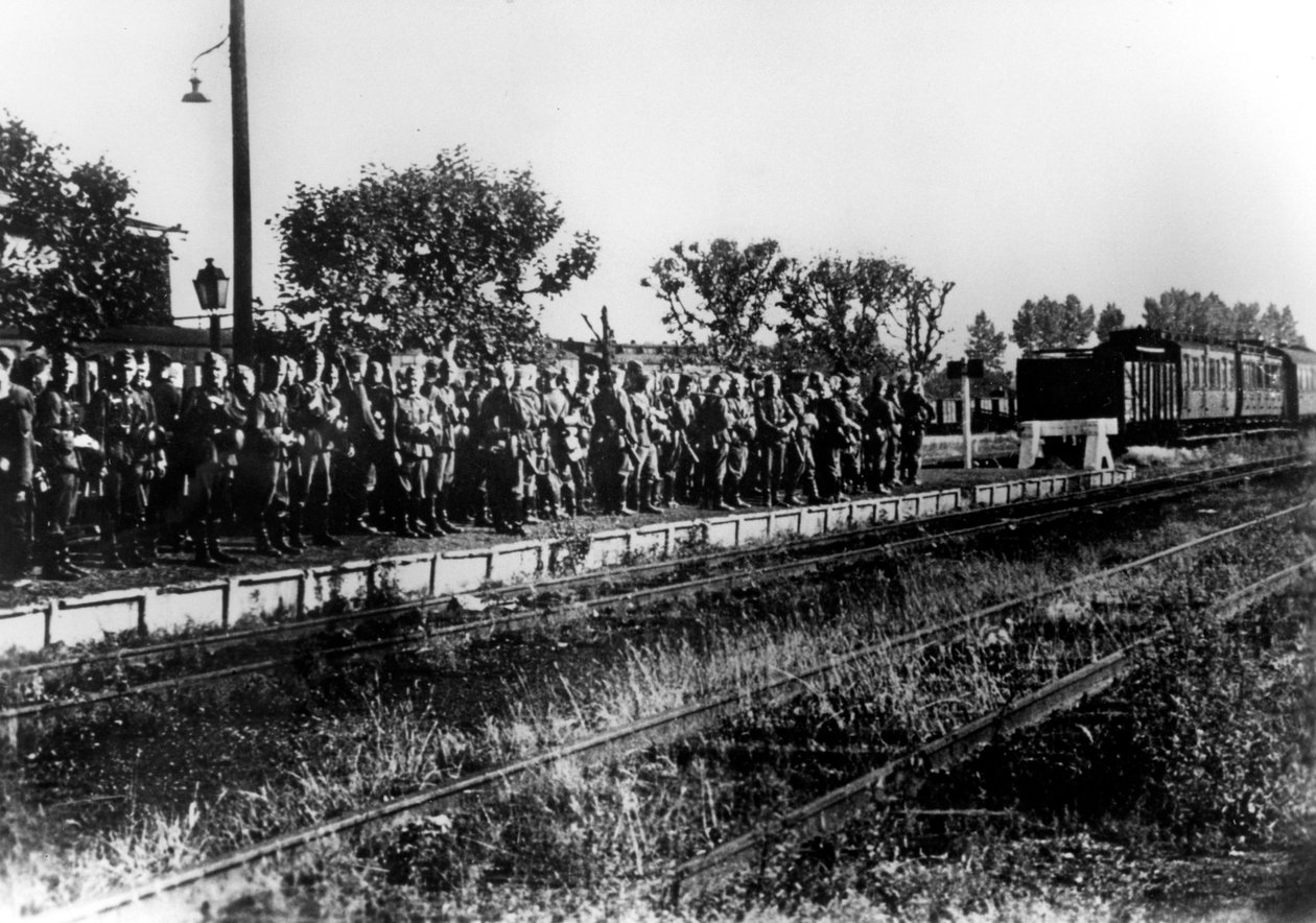جنود ألمان على منصة للسكك الحديدية في انتظار النقل ، فرنسا ، أغسطس 1940 بواسطة غير معروف