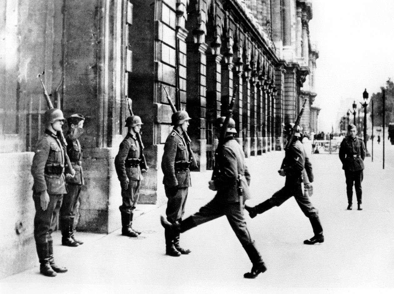 جنود ألمان في حراسة خارج فندق Crillon ، باريس ، 7 أكتوبر 1940 بواسطة غير معروف
