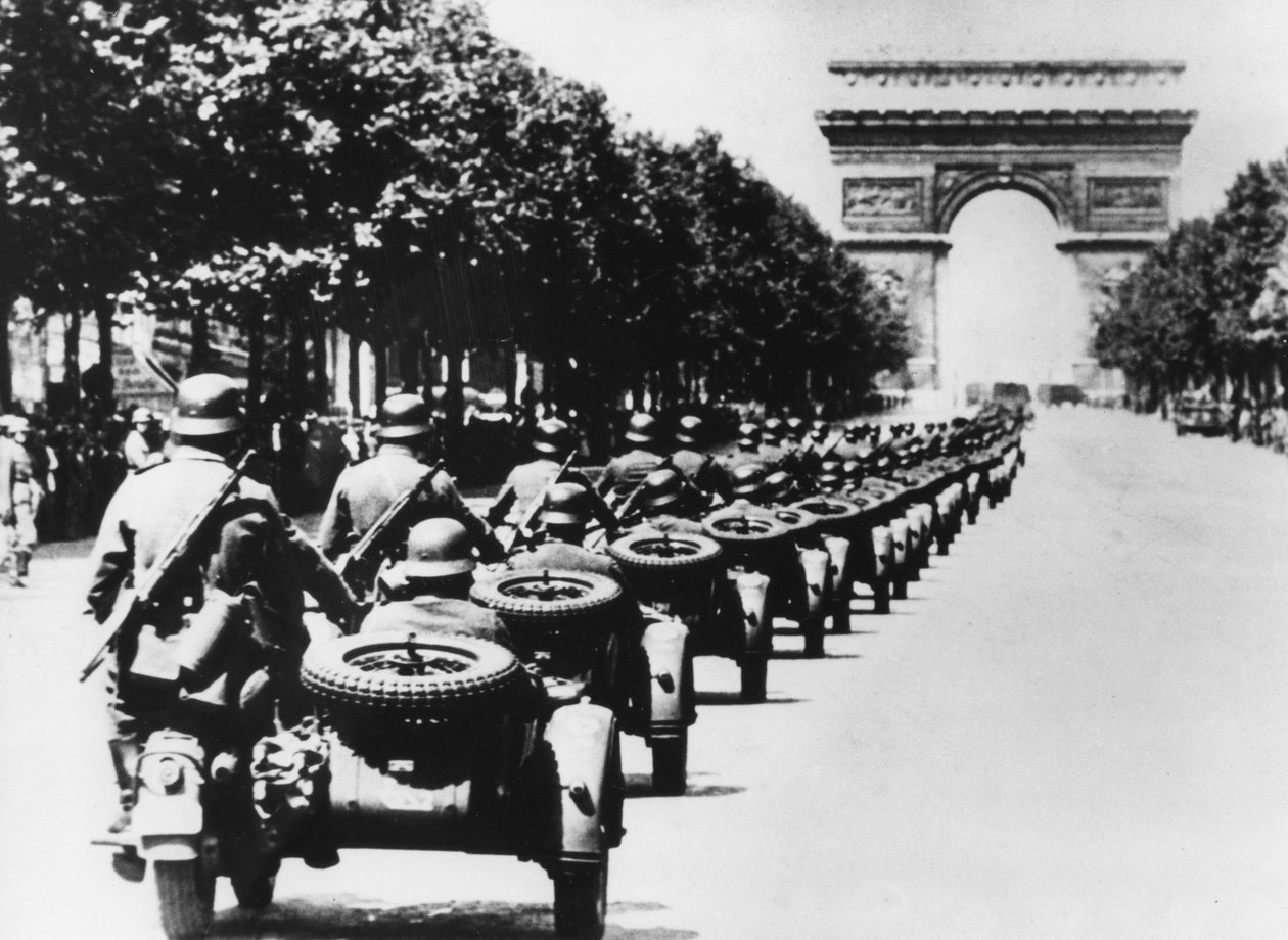 الجنود الألمان في الشانزليزيه ، باريس ، 14 يونيو 1940 بواسطة غير معروف