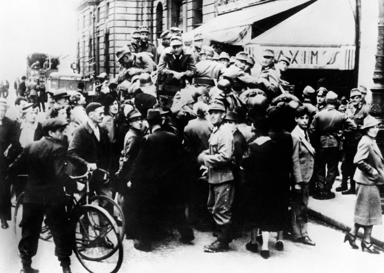جنود ألمان خارج مطعم ماكسيمز ، باريس ، يوليو 1940 بواسطة غير معروف