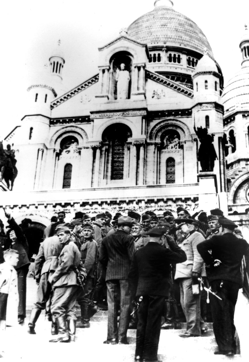 الجنود الألمان خارج Sacre Coeur ، مونتمارتر ، باريس ، 10 أكتوبر 1940 بواسطة غير معروف