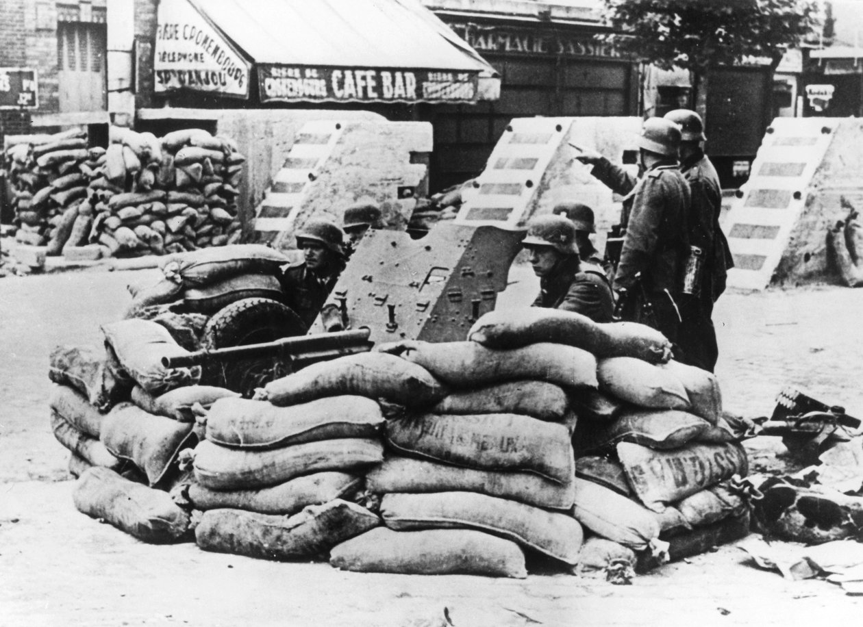 الجنود الألمان مع الحاجز الفرنسي الأسير ، بالقرب من باريس ، يونيو 1940 بواسطة غير معروف