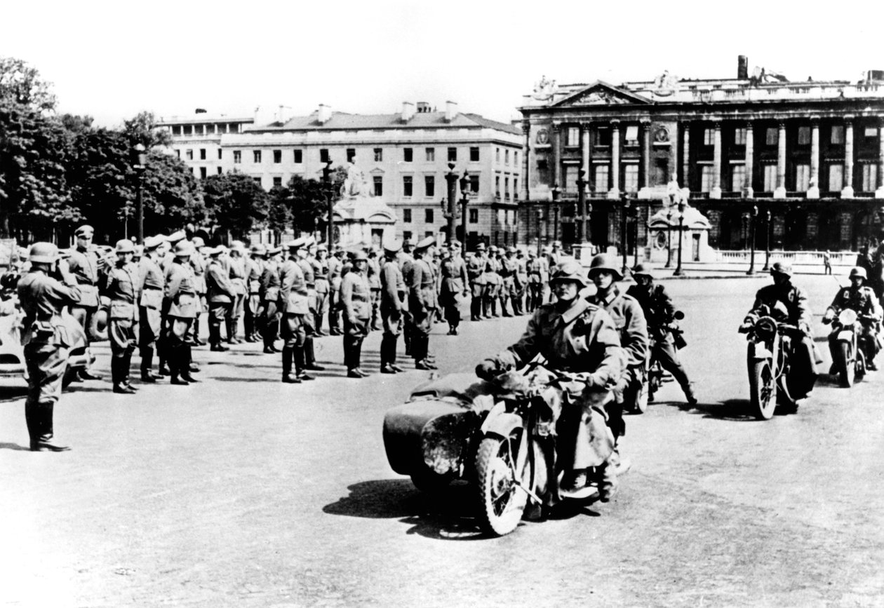 القوات الألمانية في الرباط de lEtoile ، باريس ، 1940 بواسطة غير معروف