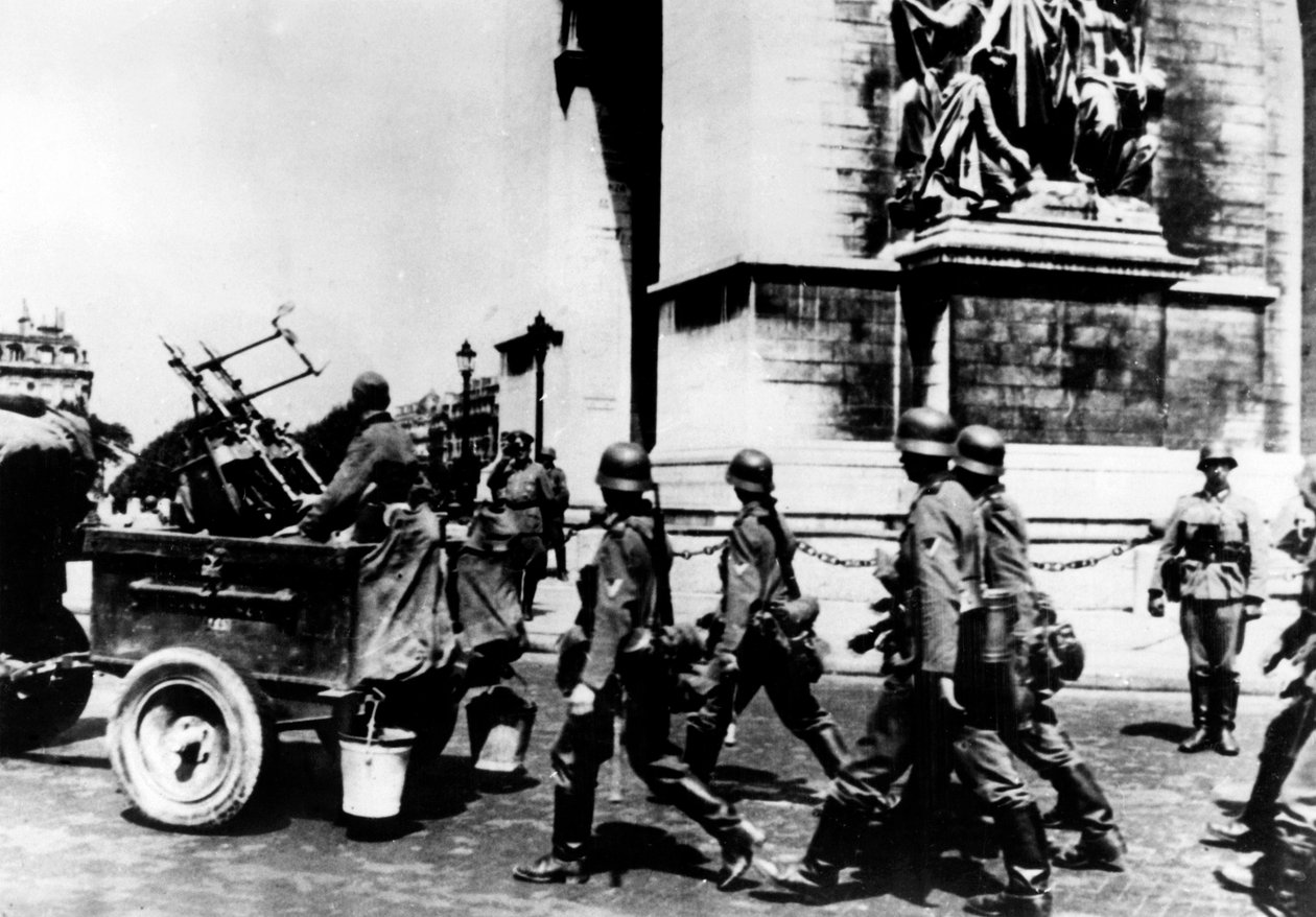القوات الألمانية تسير بالقرب من قوس النصر ، باريس ، يونيو 1940 بواسطة غير معروف