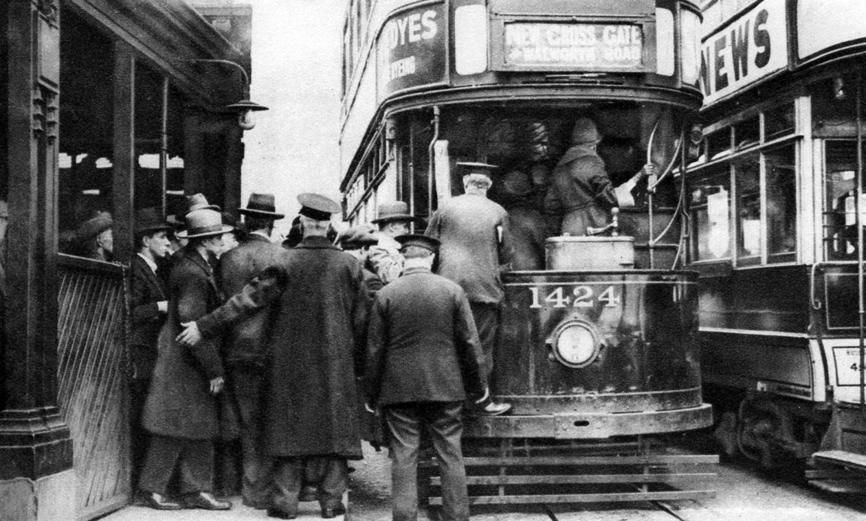 الوصول إلى ترام في بلكفريرس ، لندن ، 1926-1927 بواسطة غير معروف