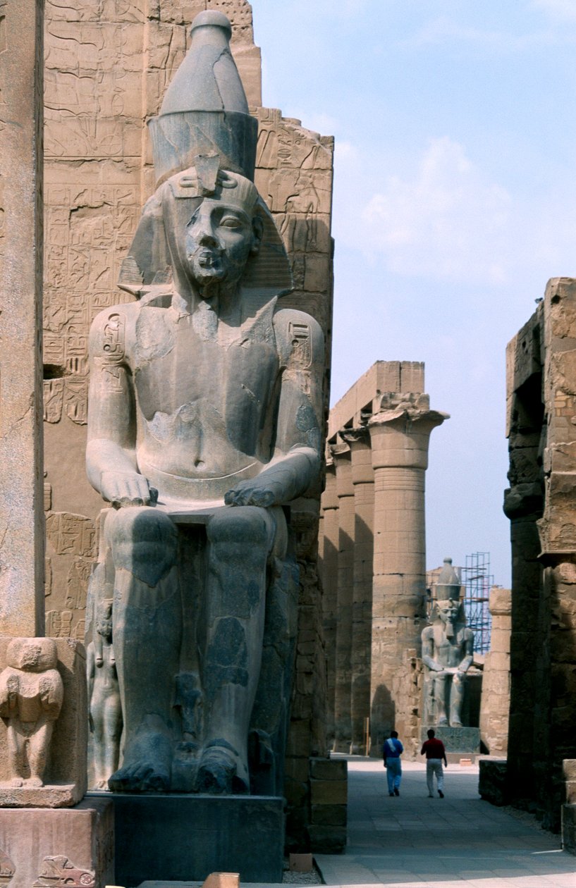 تمثال عملاق لرعمسيس الثاني ملك ثالث من الأسرة التاسعة عشر ، الأقصر ، مصر ، c1279-c1213 قبل الميلاد بواسطة غير معروف