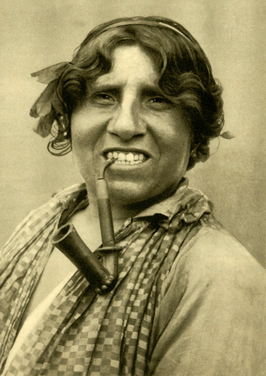 امرأة غجرية تدخن الغليون ، بورغنلاند ، النمسا ، c1935. بواسطة غير معروف