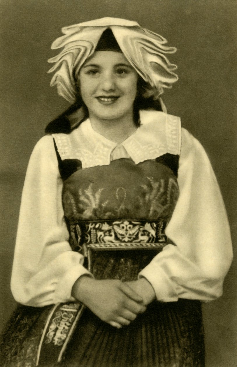فتاة في زي تقليدي ، جيلتال ، النمسا ، c1935. بواسطة غير معروف