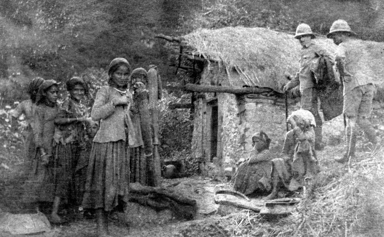 الفتيات والجنود البريطانيون ، تلال شاكراتا ، الهند ، 1917 بواسطة غير معروف