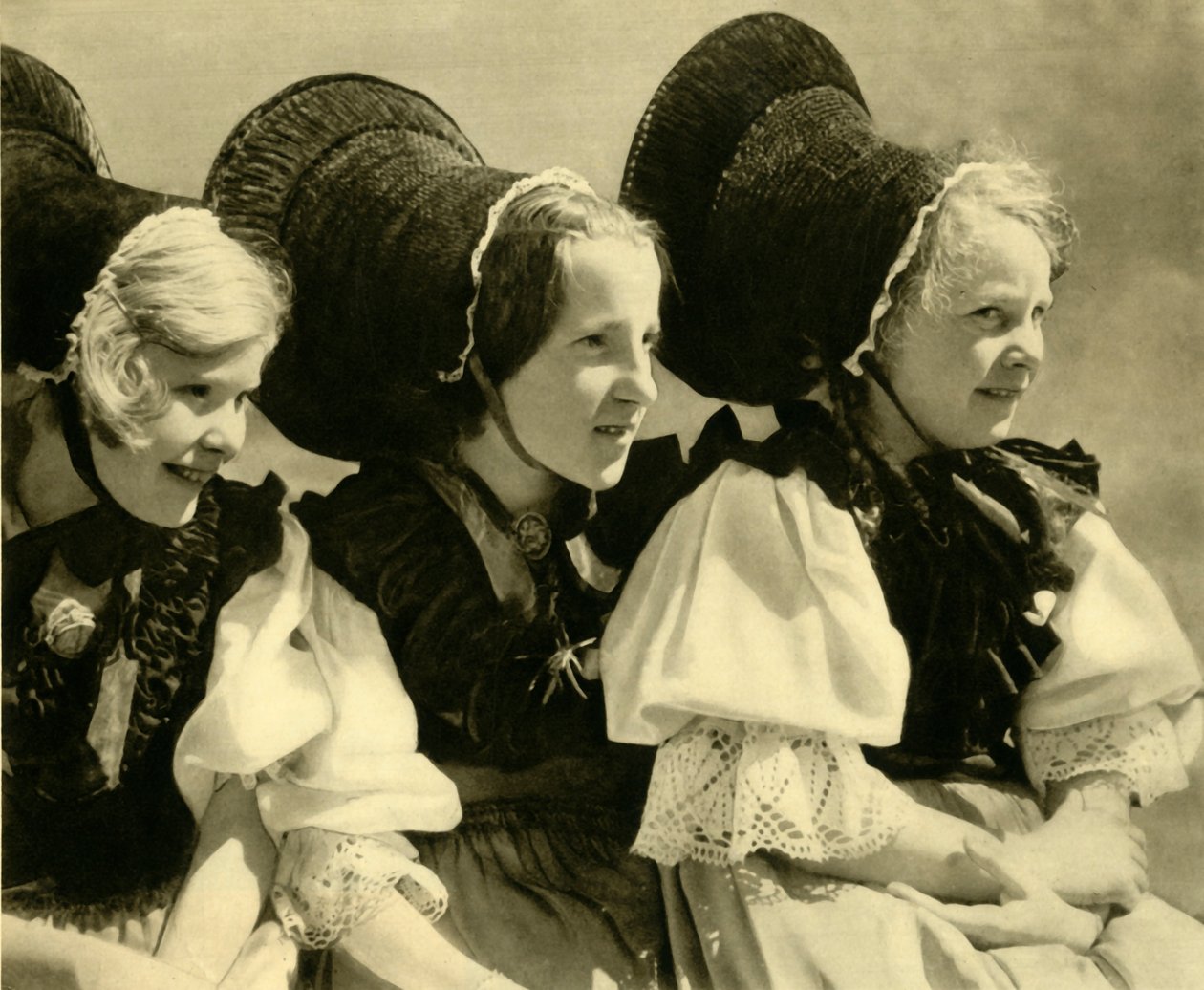 الفتيات في الزي التقليدي ، فورارلبرغ ، النمسا ، c1935. بواسطة غير معروف