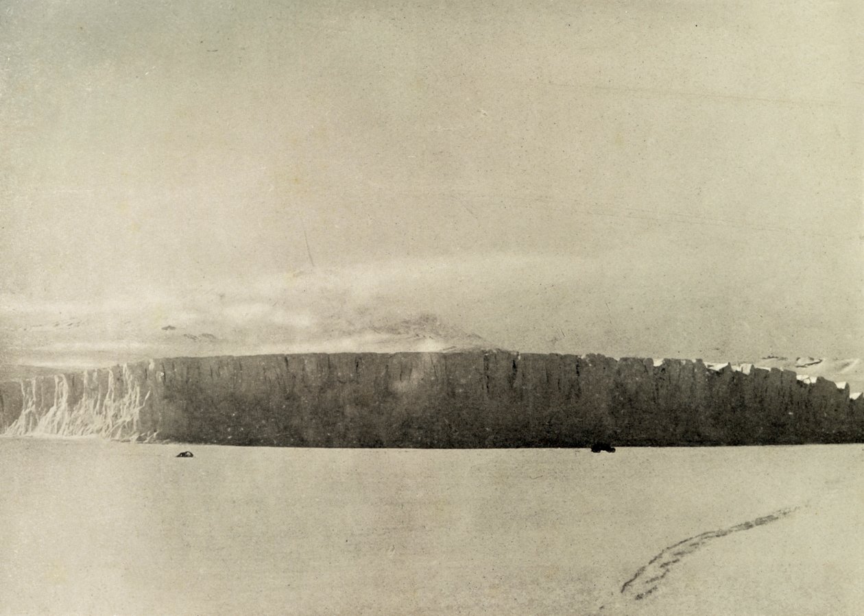 النهر الجليدي جنوب كيب بارن ، بمحرك يسير على الجليد البحري ، c1908 ، 1909. بواسطة غير معروف