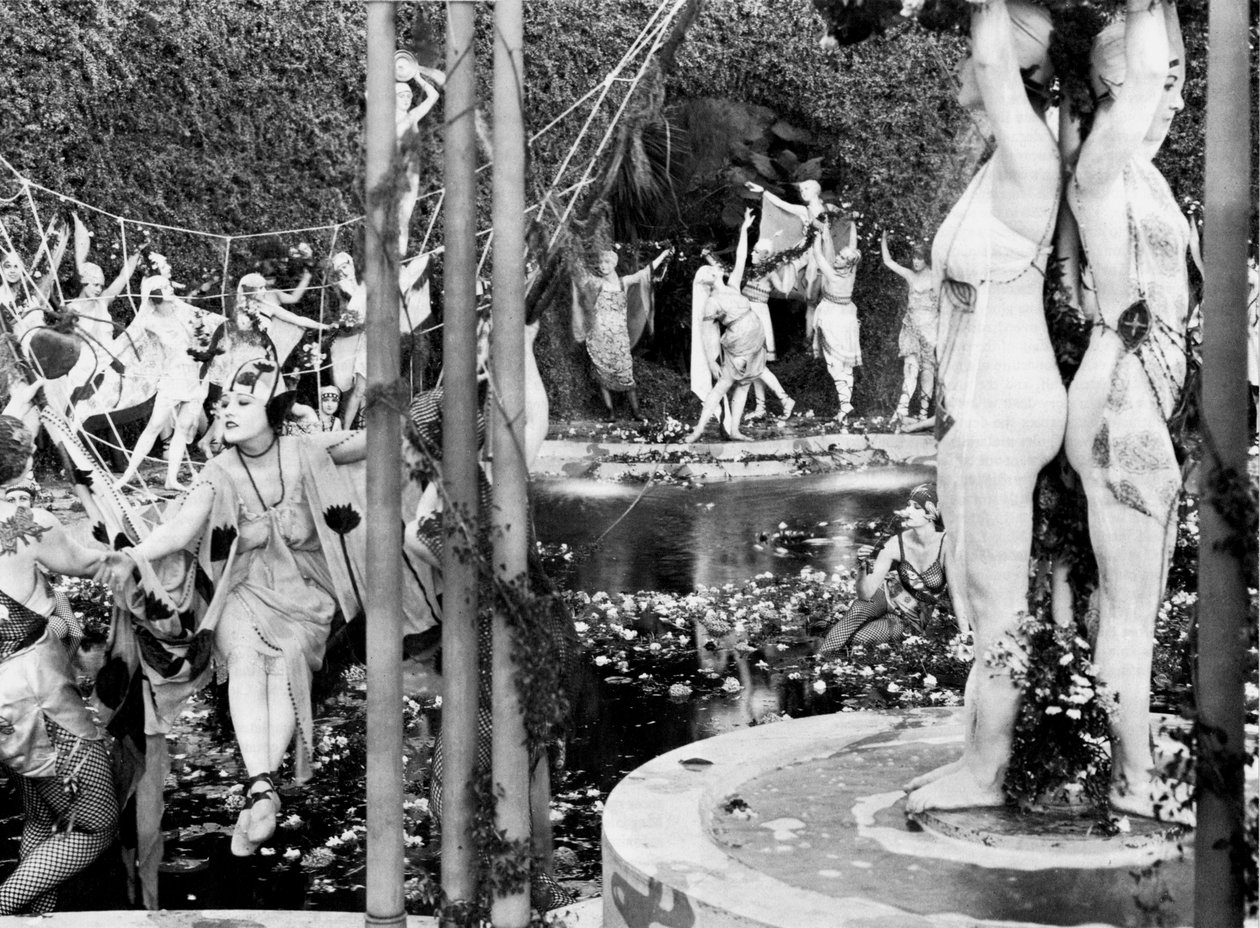 غلوريا سوانسون في الفيلم لا تغير زوجك ، 1919 بواسطة غير معروف