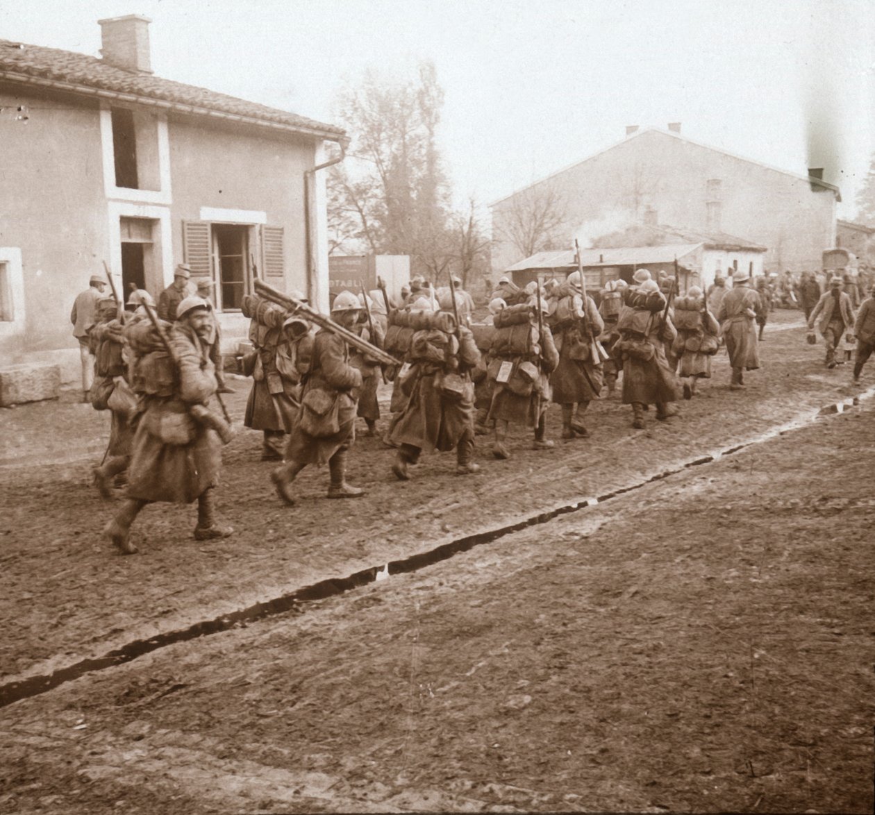 صعود الخط إلى فردان ، شمال فرنسا ، c1914-c1918. بواسطة غير معروف