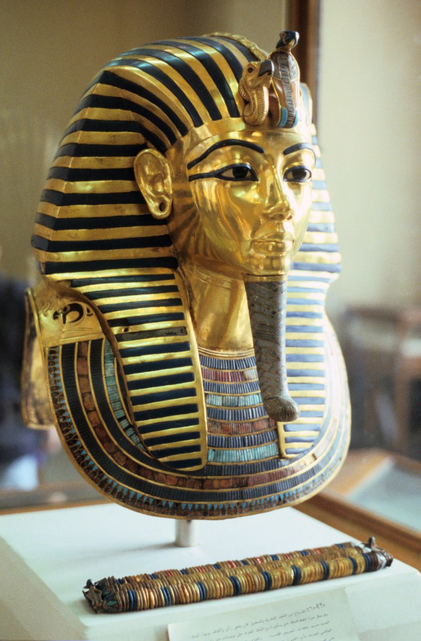 قناع جنائزي من الذهب واللازورد لتوت عنخ آمون ، ملك مصر ، c1323 قبل الميلاد بواسطة غير معروف