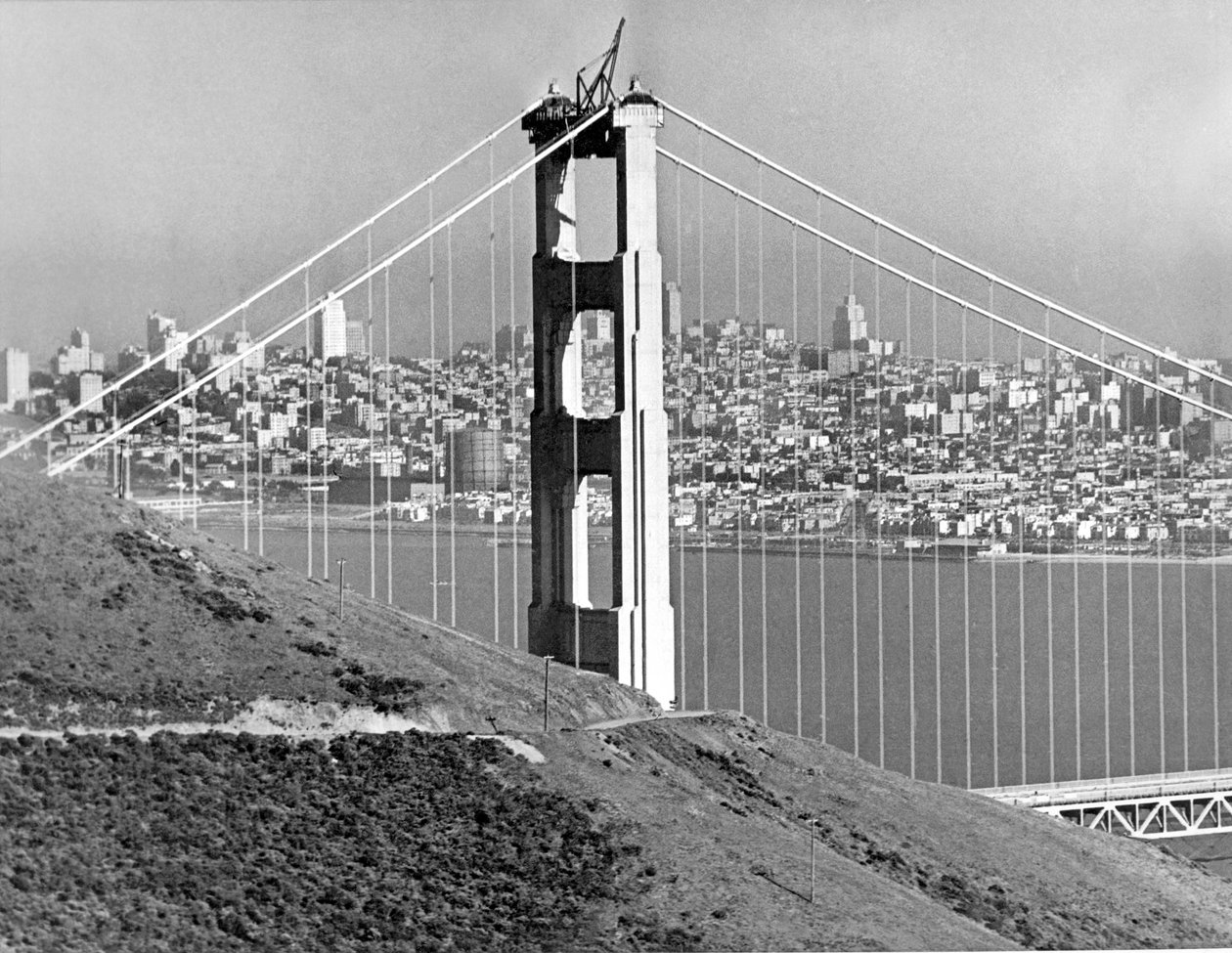 برج جسر البوابة الذهبية (b / w photo) بواسطة غير معروف