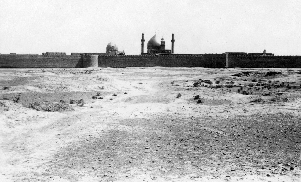القبة الذهبية ومآذن مسجد سامراء ، بلاد الرافدين ، 1918 بواسطة غير معروف