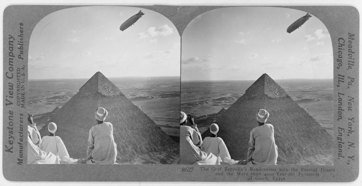 غراف زبلن فوق أهرامات الجيزة حوالي عام 1930 (صورة مجسمة) بواسطة غير معروف