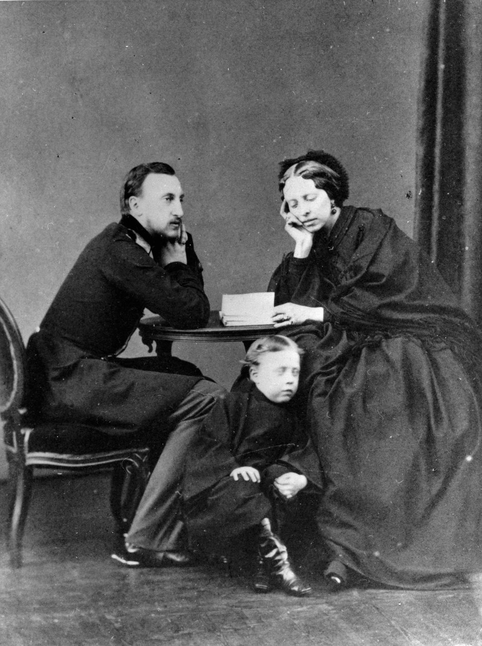 الدوق الأكبر نيكولاس نيكولايفيتش ، شيخ روسيا مع زوجته وابنه ، c1861-c1863 بواسطة غير معروف