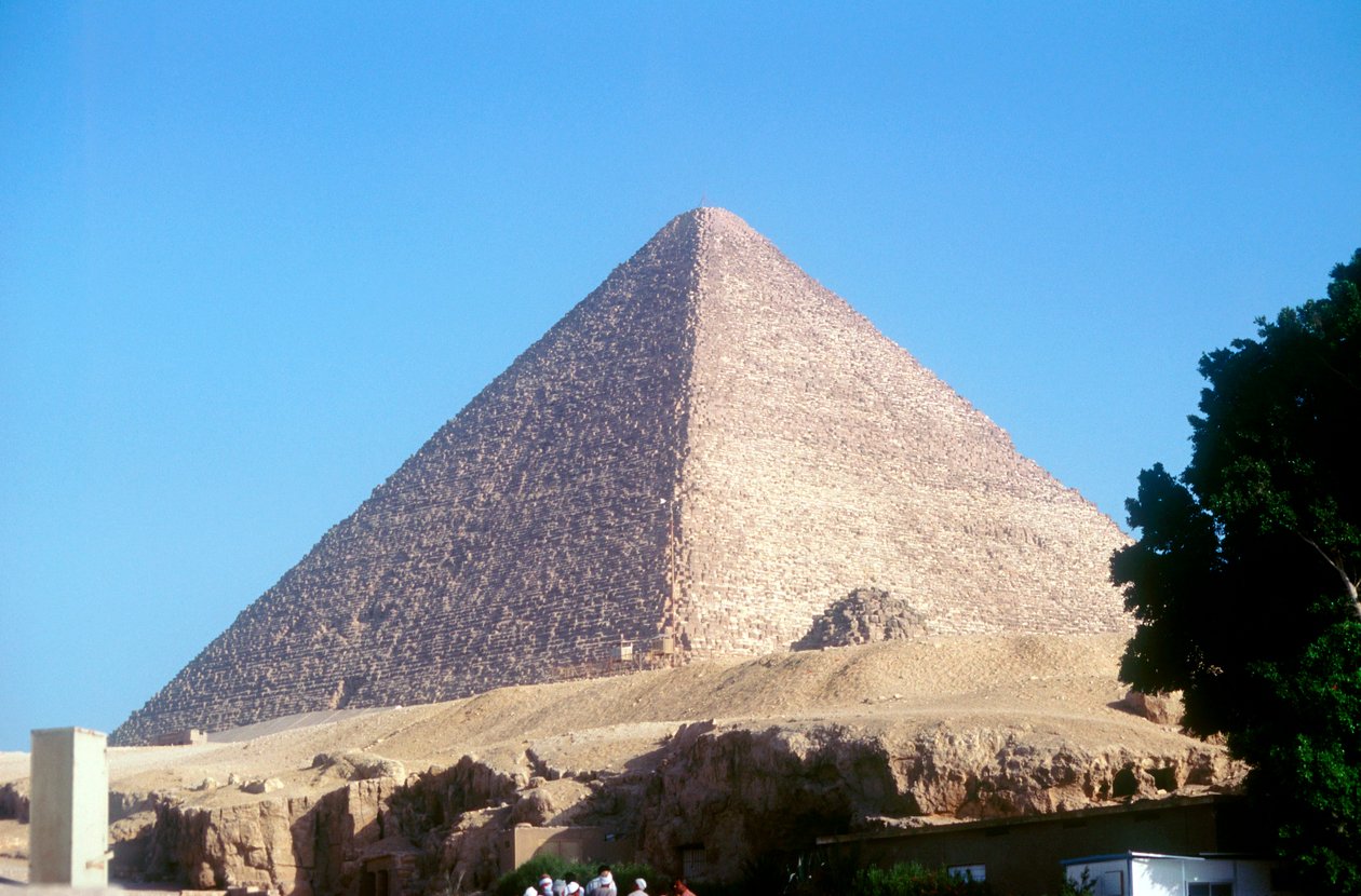 الهرم الأكبر لخوفو في الجيزة ، مصر ، الأسرة الرابعة ، المملكة القديمة ، القرن السادس والعشرون قبل الميلاد بواسطة غير معروف