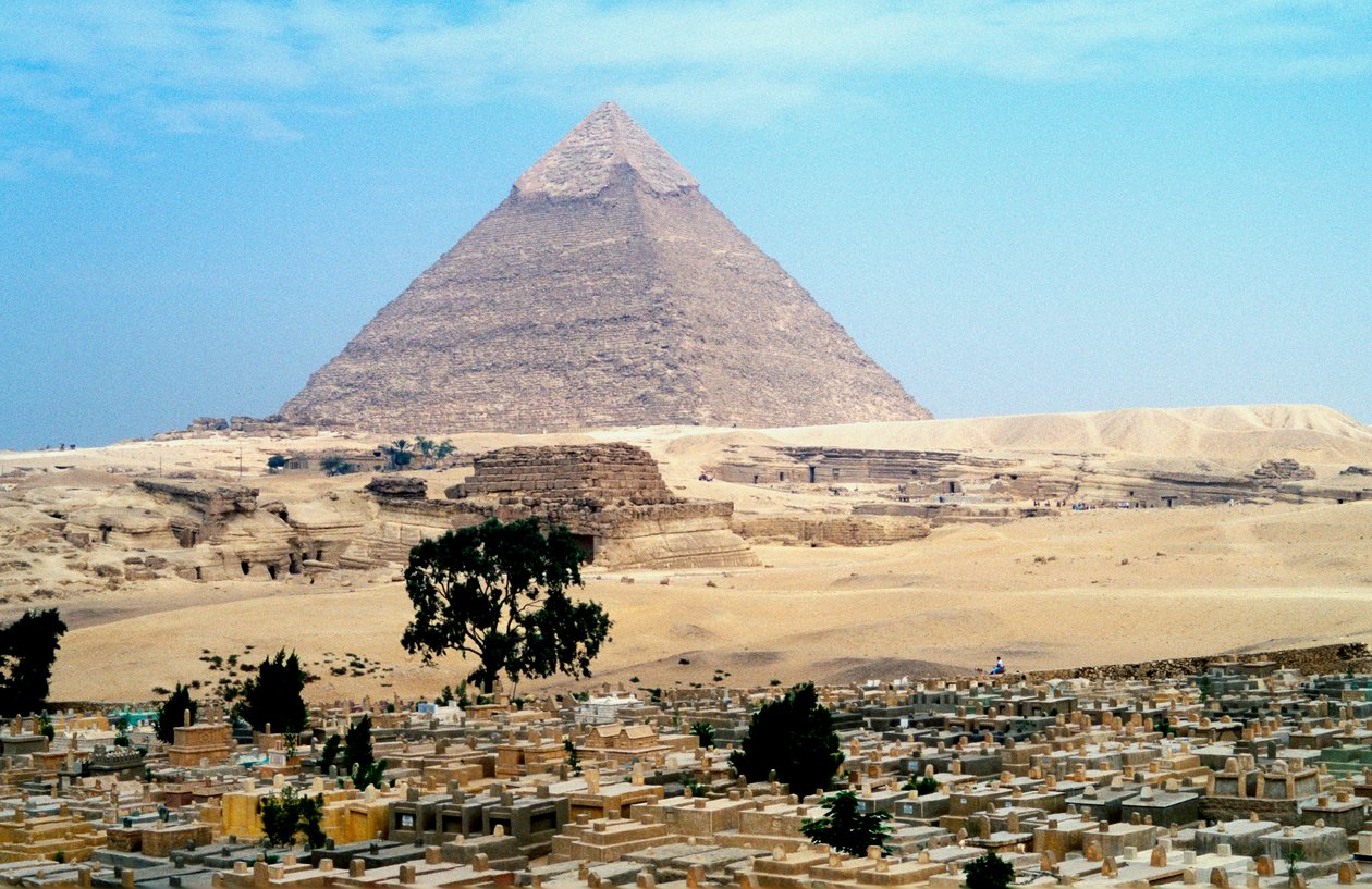 الهرم الأكبر لخوفو في الجيزة ، مصر ، الأسرة الرابعة ، المملكة القديمة ، القرن السادس والعشرون قبل الميلاد بواسطة غير معروف