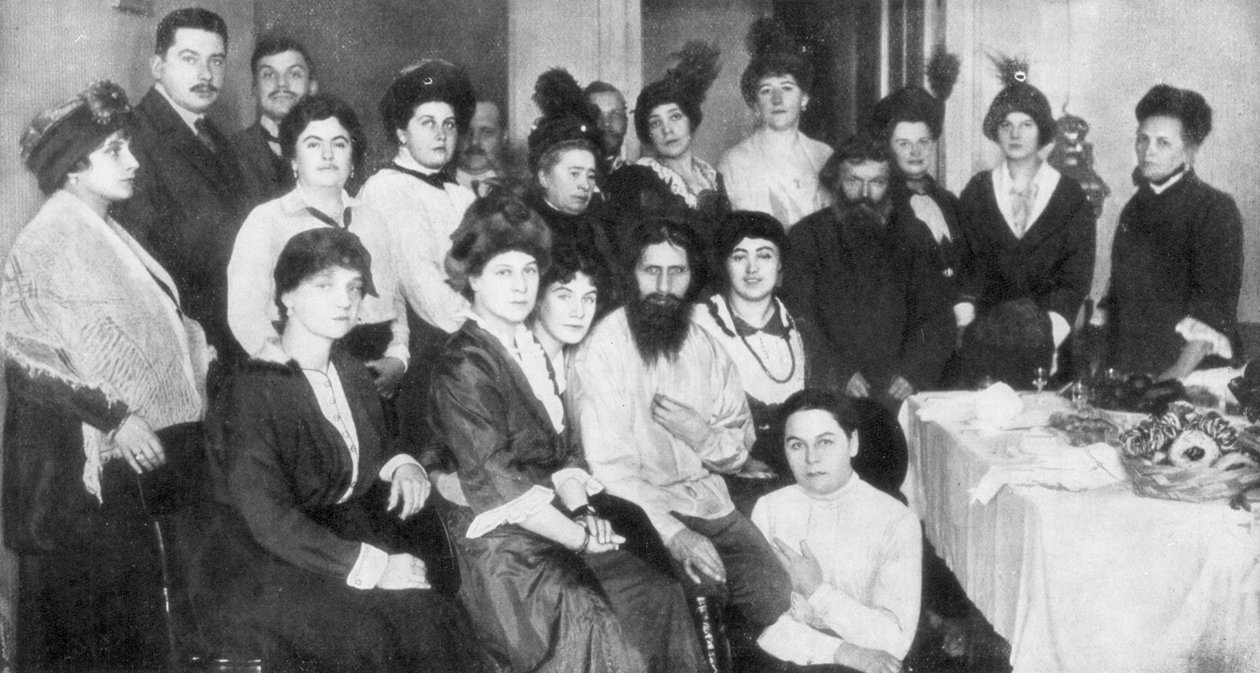 غريغوري راسبوتين ومجموعة من النساء ، 1917 بواسطة غير معروف
