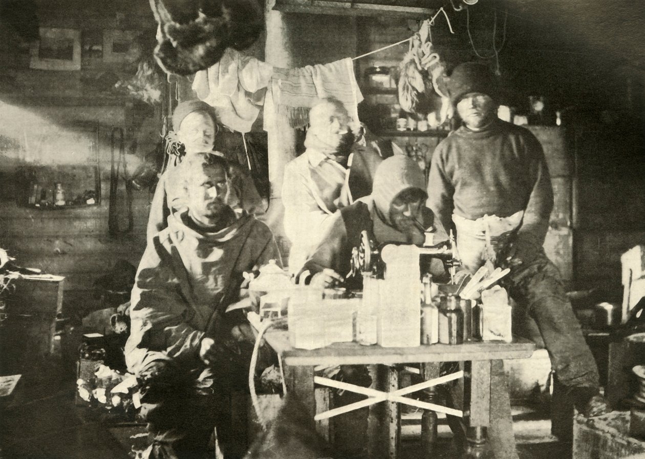 مجموعة في الكوخ في الصيف: جويس في ماكينة الخياطة ، 1908 ، 1909. بواسطة غير معروف