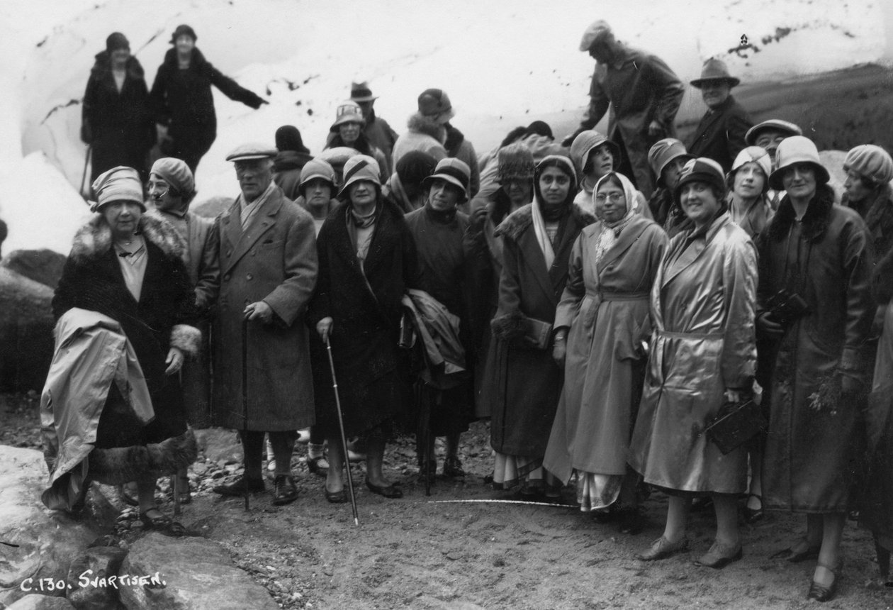 مجموعة من السائحين يزورون سفارتيزن ، شمال النرويج ، 1929 بواسطة غير معروف