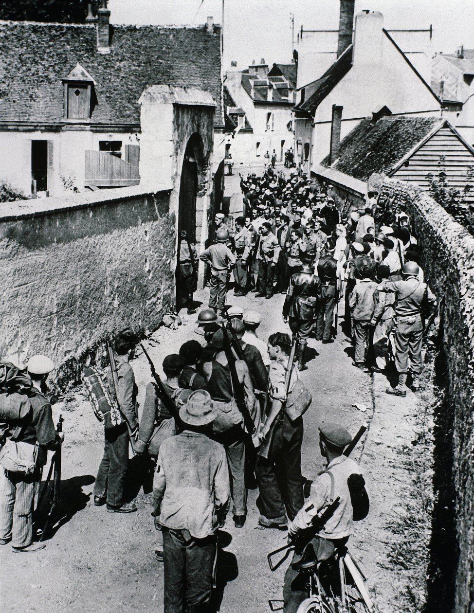 مجموعات من مقاتلي المقاومة الفرنسية تنتظر توزيع السلاح في منزل ، يوليو 1944 (b / w photo) بواسطة غير معروف