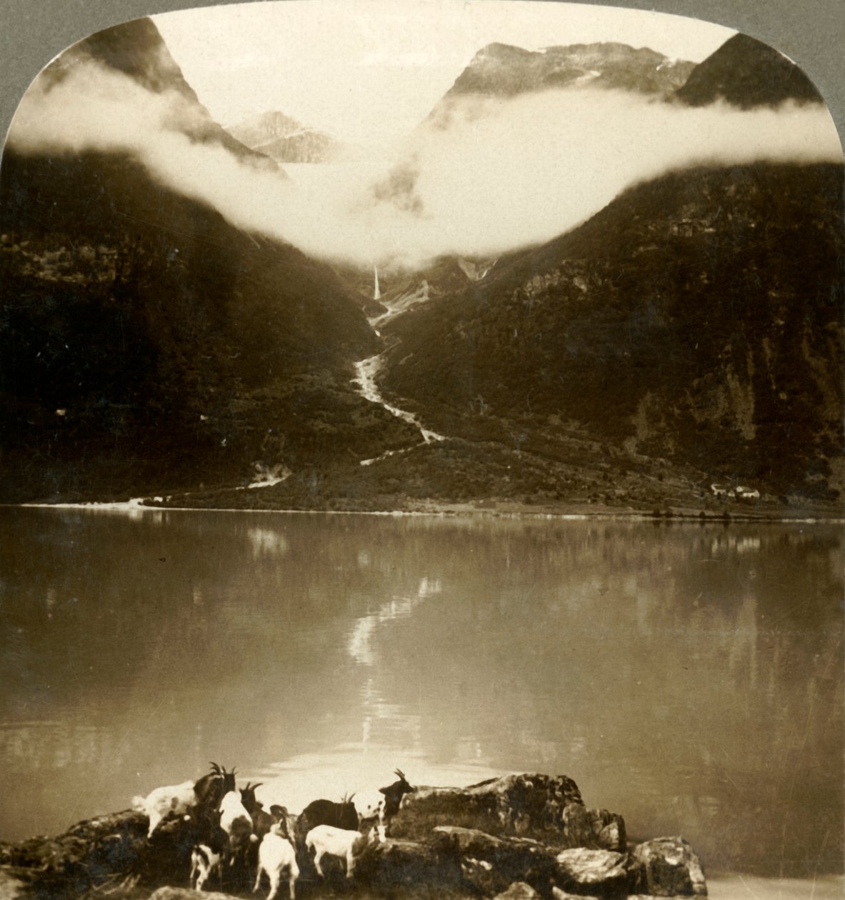 الجليديات الجليدية تتلألأ فوق السحب المنجرفة ، عبر البحيرة الهادئة Olden ، النرويج ، c1905. بواسطة غير معروف
