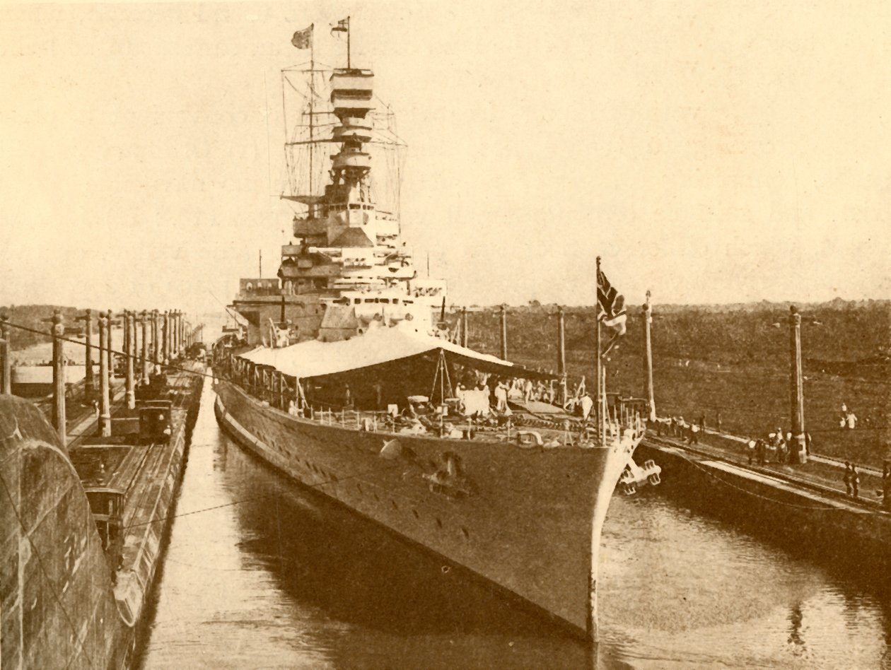 HMS الشهيرة بالمرور عبر قناة بنما مع دوق ودوقة يورك على متنها ، c1930 بواسطة غير معروف