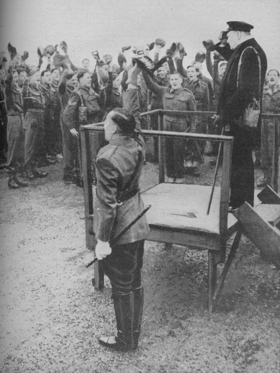 استقبله الرجال الجدد من فوجه القديم ، 1941. بواسطة غير معروف