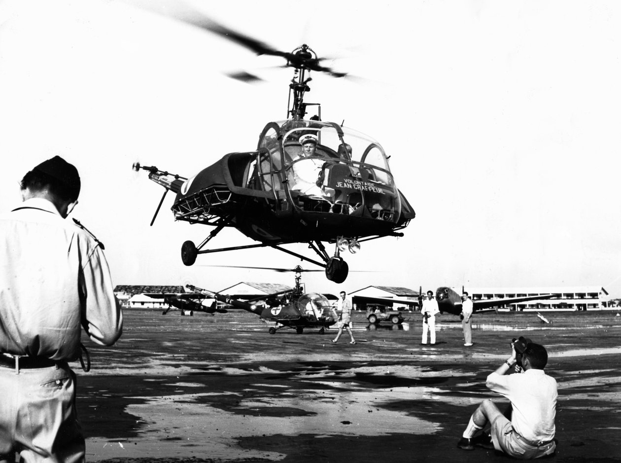 هبوط مروحية في قاعدة تان سون نهوت الجوية ، سايغون ، فيتنام ، 1953 بواسطة غير معروف