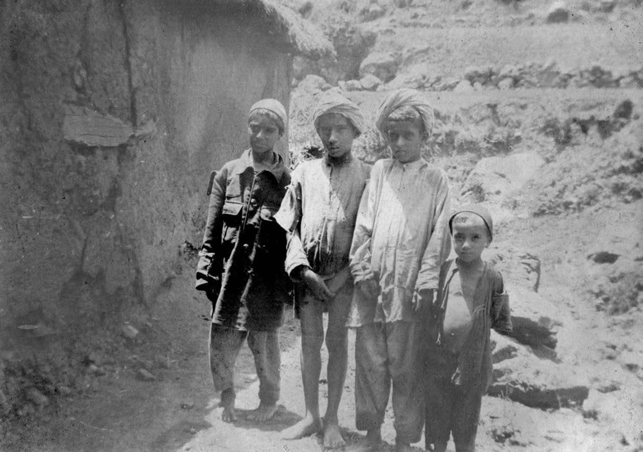 أطفال قبيلة التل ، شاكراتا ، 1917 بواسطة غير معروف