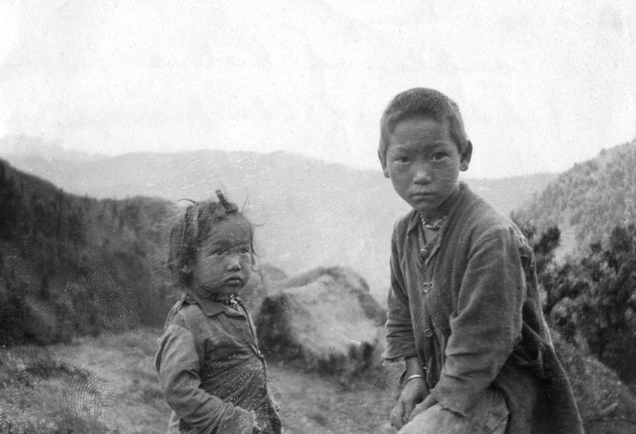أطفال قبيلة التل ، شاكراتا ، 1917 بواسطة غير معروف