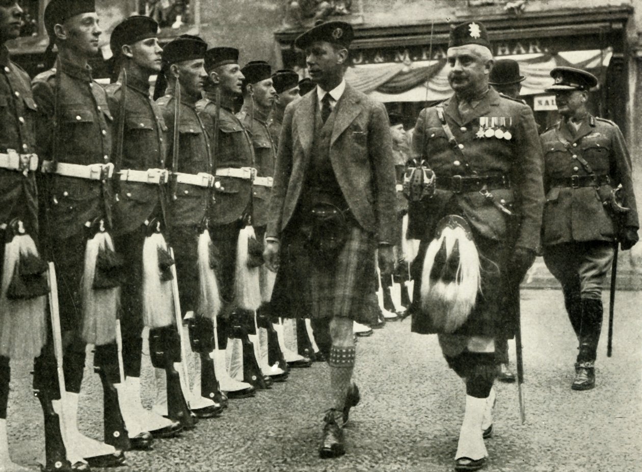 جلالة الملك يتفقد الحرس الشرف للساعة السوداء في بيرث في أغسطس عام 1935. بواسطة غير معروف