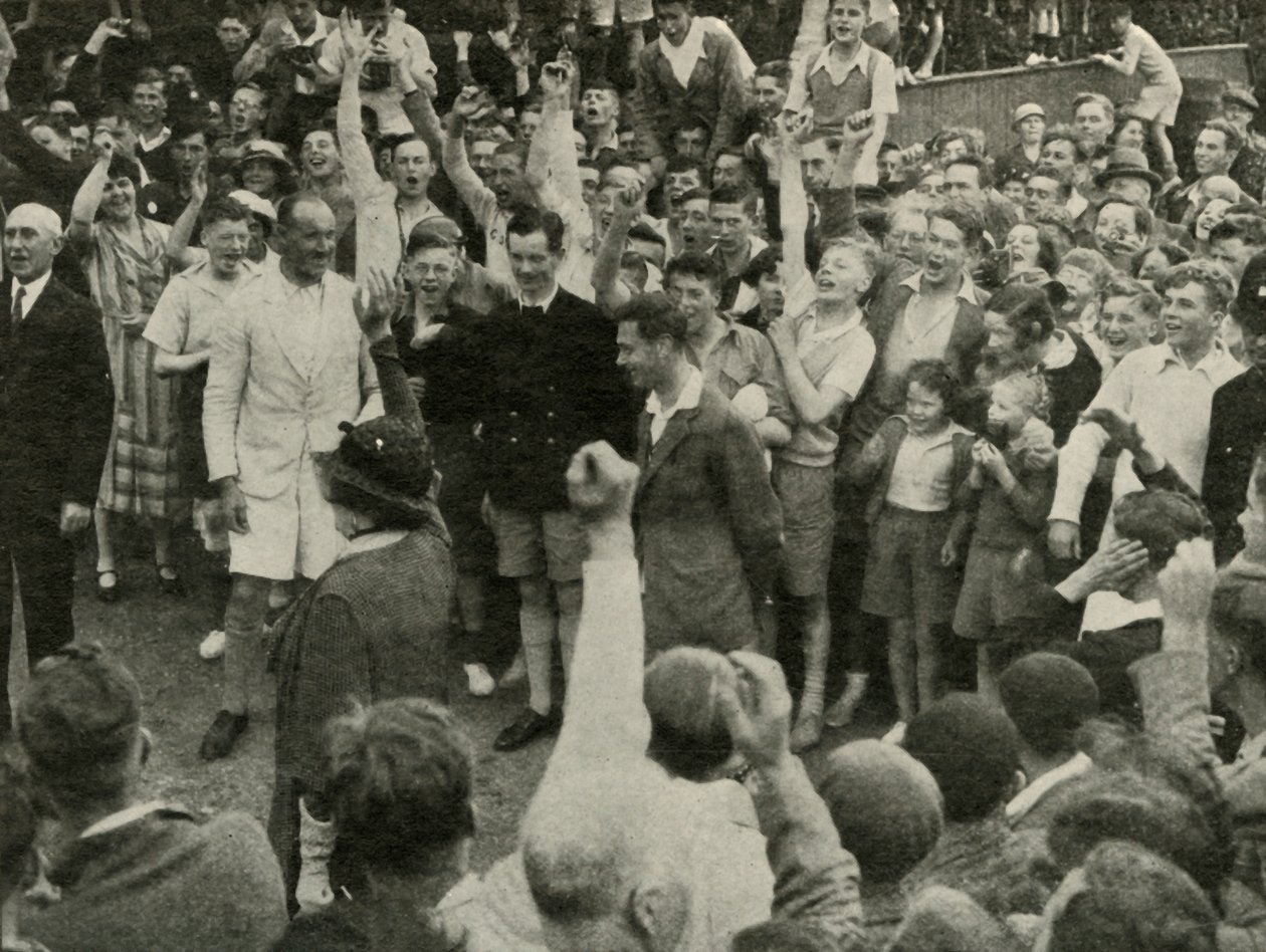 جلالة الملك في معسكر الأولاد في ساوثوولد ، 1937. بواسطة غير معروف
