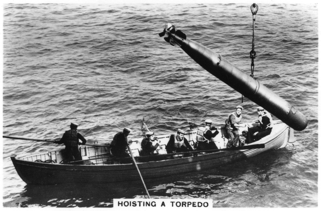 رفع طوربيد ، HMS Courageous ، 1937 بواسطة غير معروف