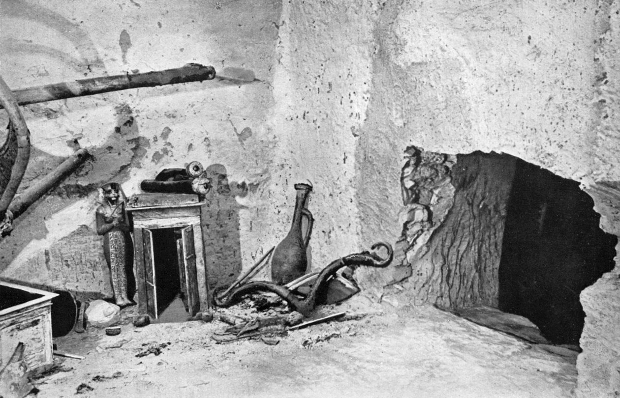 ثقب قام به اللصوص للقبول في مقبرة توت عنخ آمون ، مصر ، 1933-1934 بواسطة غير معروف